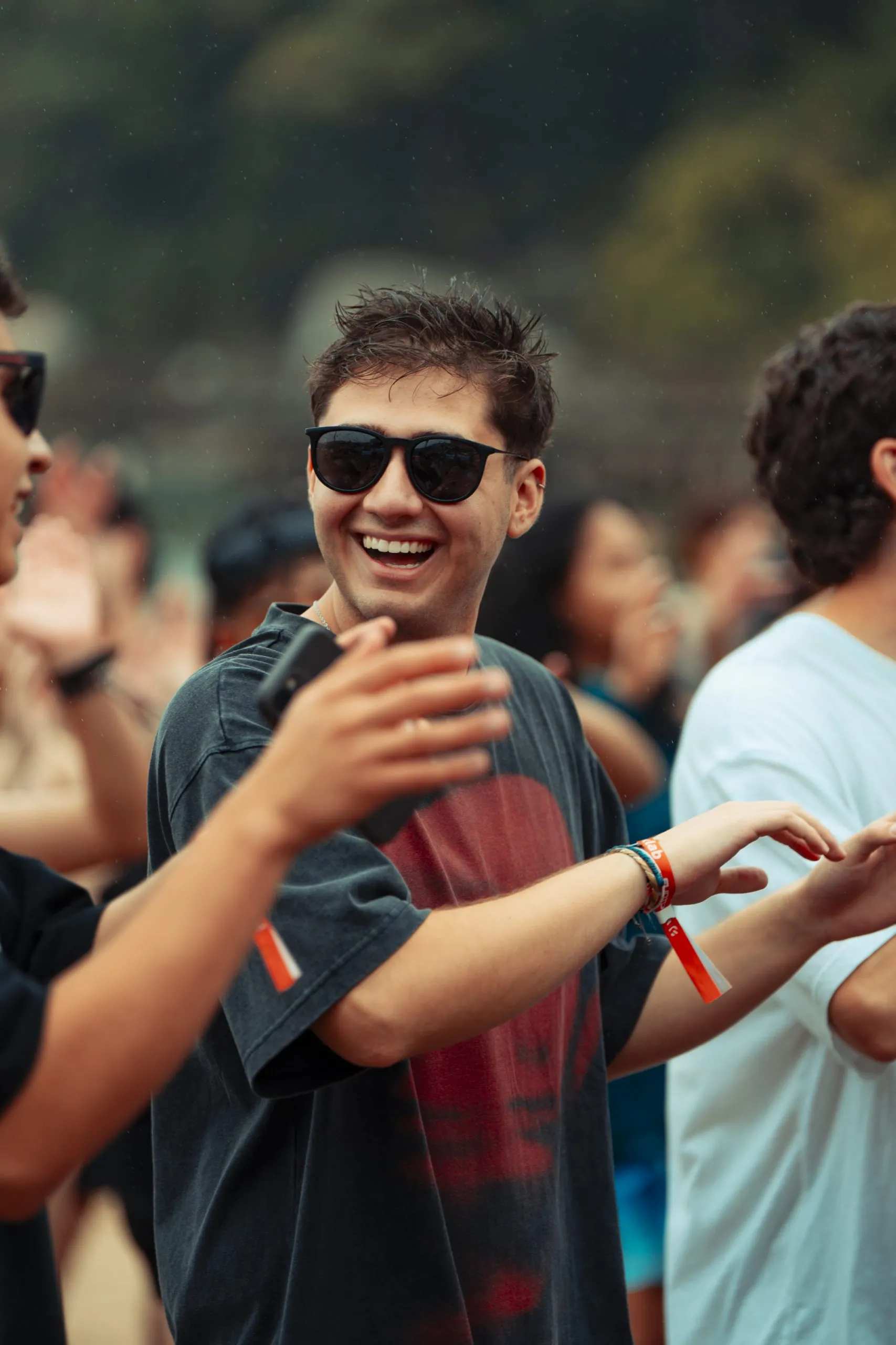 Grupo de estudiantes celebrando en una fiesta de gira de estudio